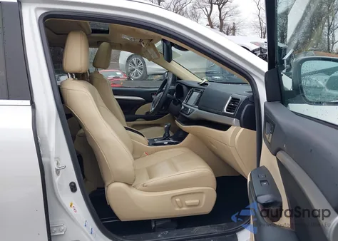 2019 Toyota Highlander Xle z USA, uszkodzony, nr VIN 5TDJZRFH6KS627247